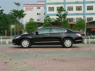 上海高端與實用車型租賃指南 奔馳威霆、E300、帕薩特、凱美瑞全面解析